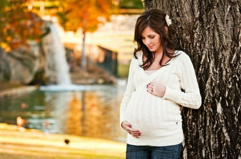 Schwangerschaftsfotos aufnehmen Park Herbst