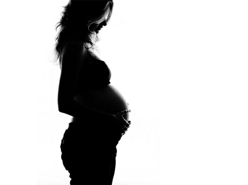 Schwangerschaftsfotos aufnehmen schwarz weiss Silhouette