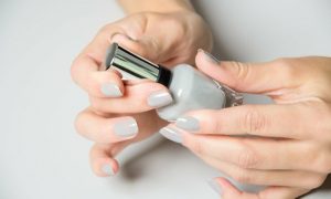 Nageldesign schlicht dezent grau