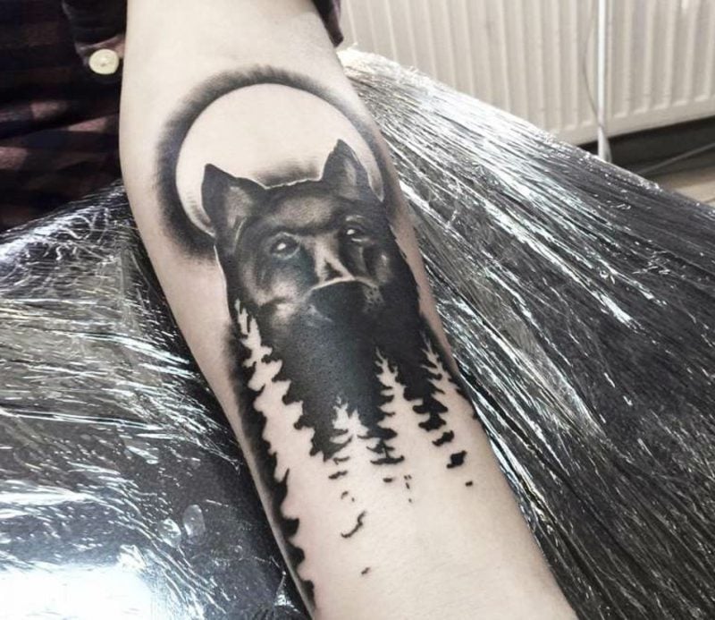 Wald Tattoo Vollmond Wolf Vordergrung