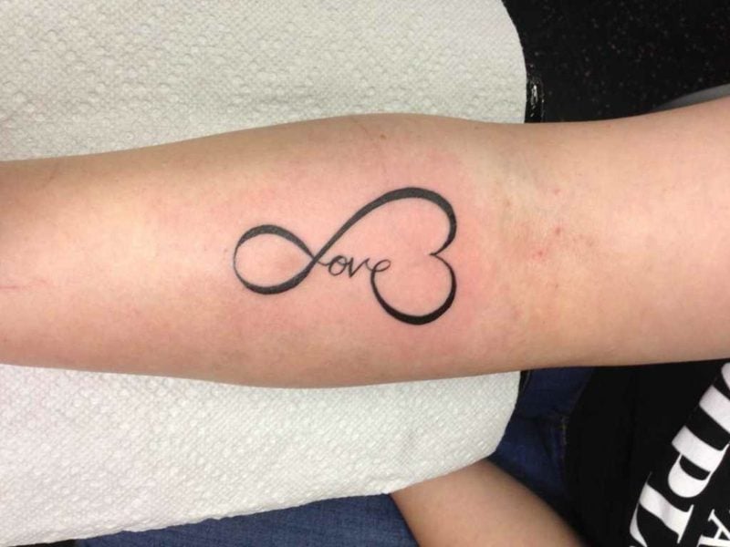 Tattoo Unendlichkeitszeichen Arm Liebe stilisiert