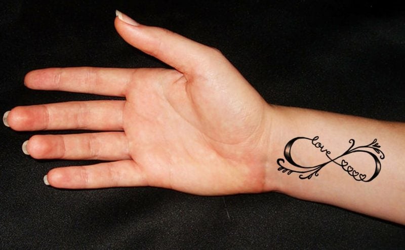 Tattoo Unendlichkeitszeichen am Unterarm originell