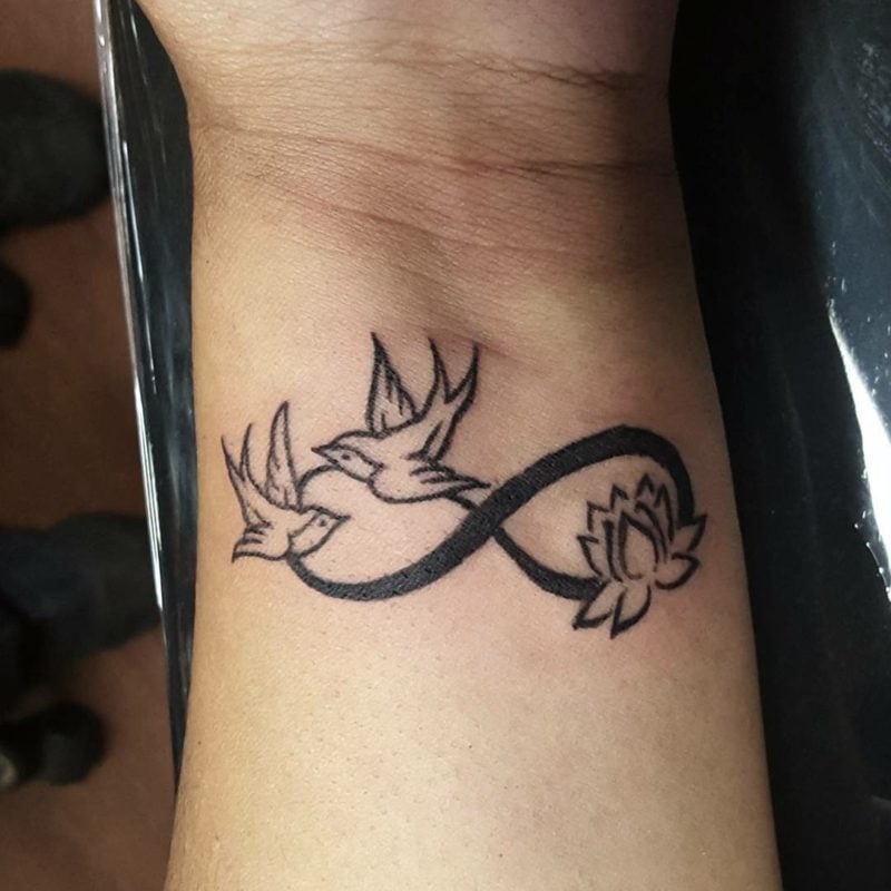 Tattoo Unendlichkeitszeichen Vögel Lilie