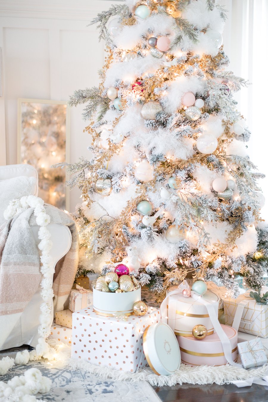 Weiße Deko Weihnachten: Der Weihnachtsbaum im weißen Pracht