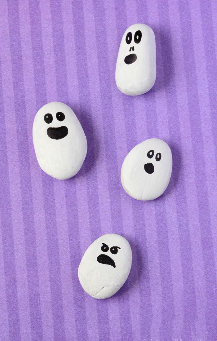 Halloween Basteln Ideen für Kleinkinder: Geister aus Steinen basteln