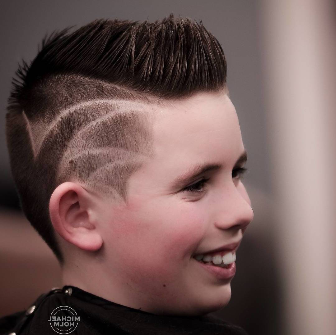 Schöne Jungs Frisuren mit Muster geschnitten