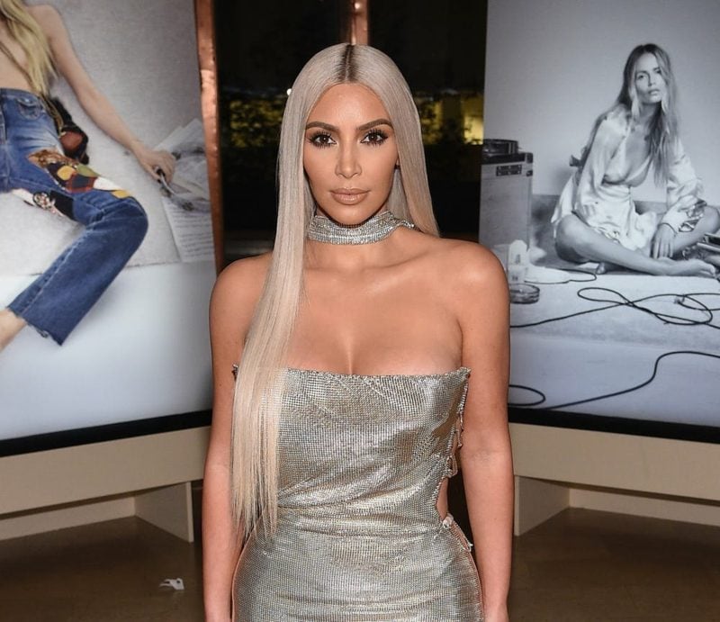 Haarfarbe Silberblond dunkler Haaransatz Kim Kardashian