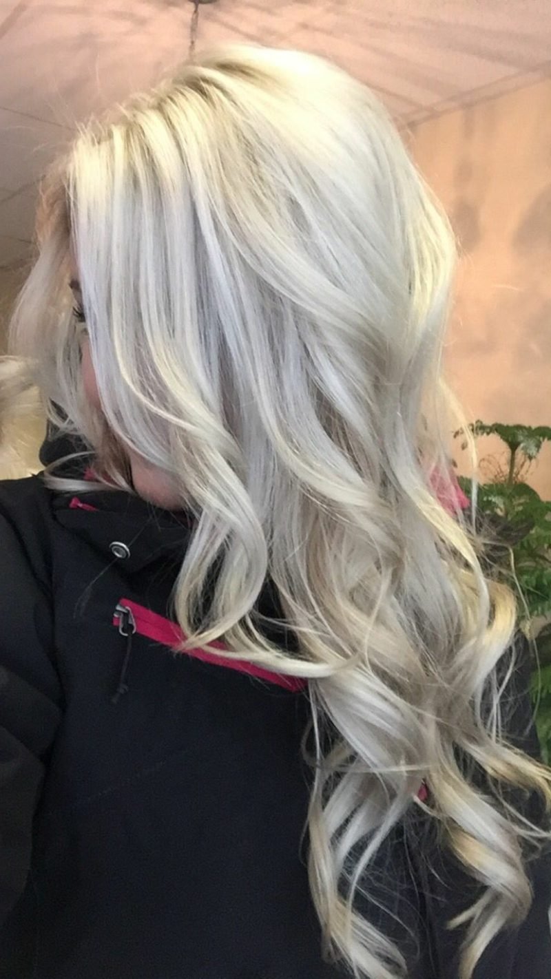 Haarfarbe Silberblond lange Haare romantische Frisur Wellen