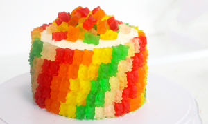 Gummibärchen Torte backen und verzieren