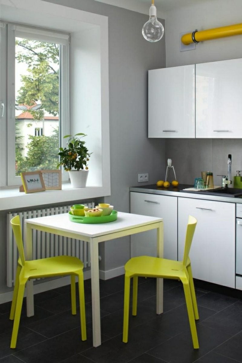 Küche streichen neutral Grau gelbe Stühle