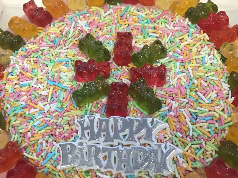 Gummibärchen Torte eindrucksvoll dekorieren Konfetti
