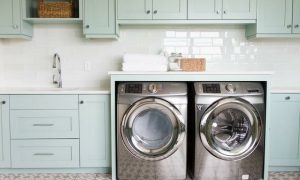 Schrank für Waschmaschine und Trockner eingebaut hellblau praktisch