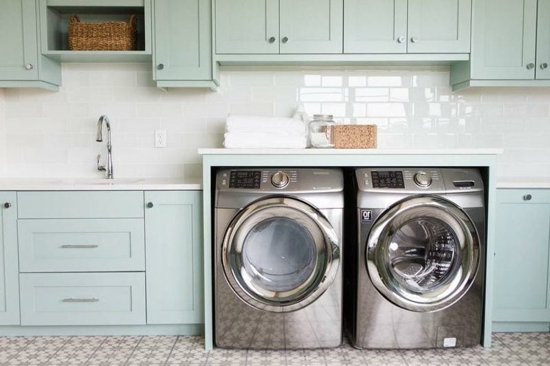 Schrank für Waschmaschine und Trockner eingebaut hellblau praktisch