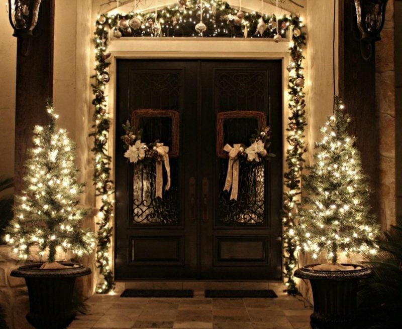 Weihnachtsdeko drauβen Lichterketten Mini-Weihnachtsbäume Hauseingang