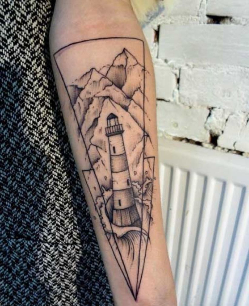Leuchtturm Tattoo mit Bergen