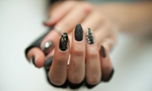 Verleihen Sie Ihren Fingernägeln einen zur kalten Saison passenden Look mit Hilfe unseren Nageldesign Winter Ideen 2018!