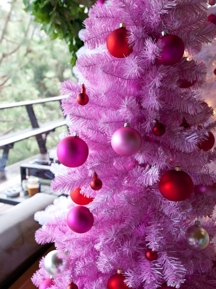 Weihnachtsbaum schmücken künstlich pink