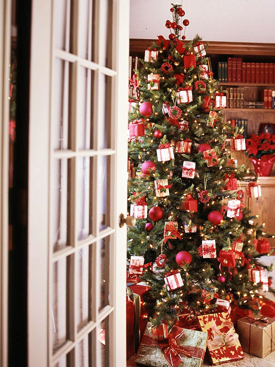 Weihnachtsbaum schmücken tolle Ornamente kleine Geschenke