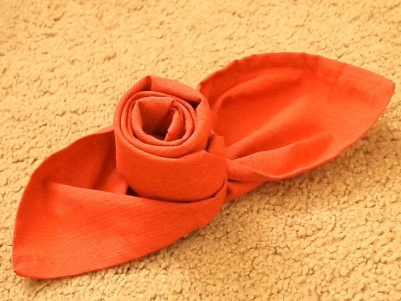Servietten falten einfach und wirkungsvoll Stoffserviette orange Rose