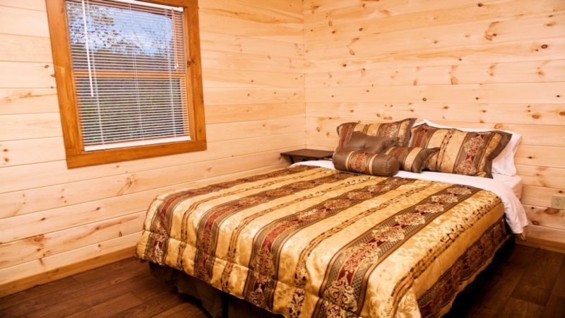 Chalet Schlafzimmer Wandverkleidung Holz simpel