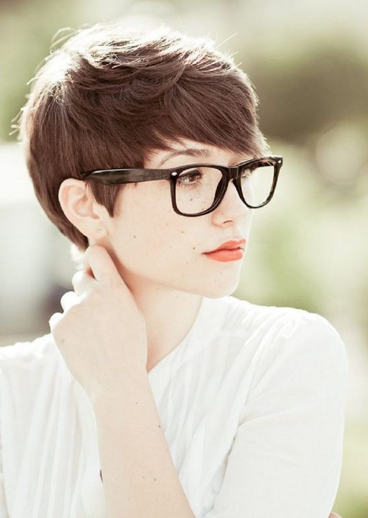 Hipster Frisur Frau elegant Pixie Cut