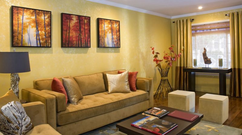 goldene Wandfarbe Wohnzimmer stilvoll Bilder