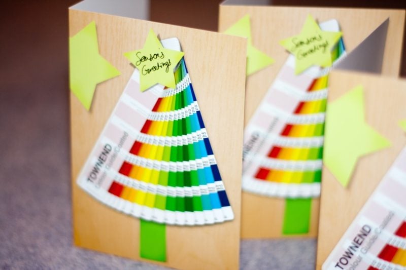 Weihnachtskarten selber basteln Tannenbäume Regenbogenfarben