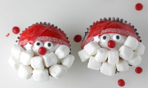 Weihnachtsmann basteln Cupcakes verzieren