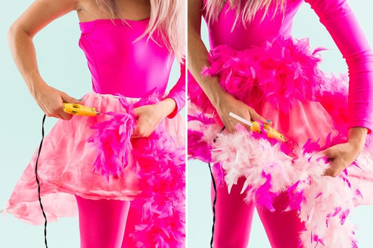 Flamingo Kostüm DIY Federn befestigen Heißkleber