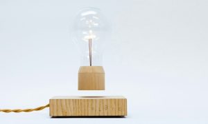 Lampe Glühbirne Magnet Holzplattform