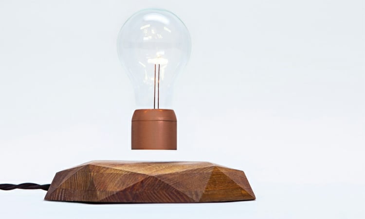 Lampe Glühbirne schwebend Plattform Holz modern