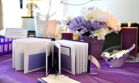 Gästebuch Hochzeit gestalten Violett Tischdecke