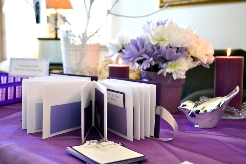 Gästebuch Hochzeit gestalten Violett Tischdecke