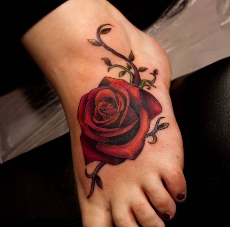 Tattoo Ranke Fuß rote Rose