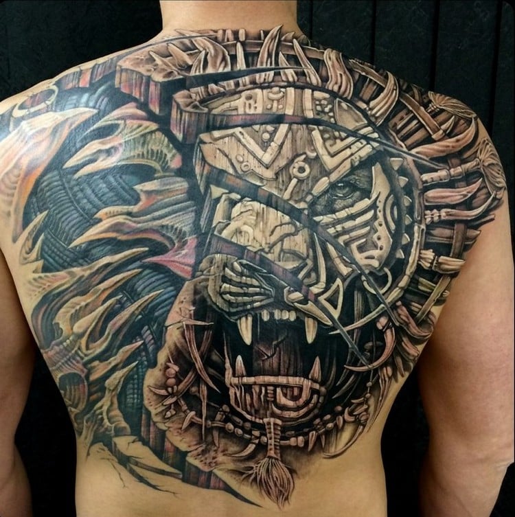coole Tattoos für Männer Rücken Löwe Biomechanik