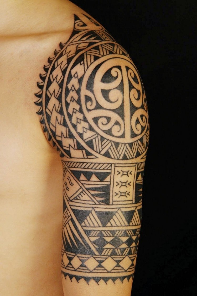 coole Tattoos für Männer Tribal komplizierte Ornamente Oberarm