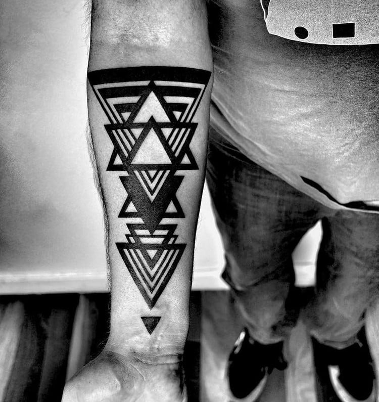 coole Tattoos für Männer geometrische Figuren Dreiecke