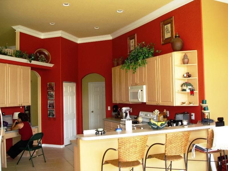 Küche Wandfarbe Rot Gelb gesättigt