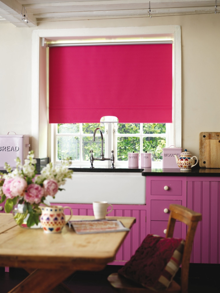 Küche Wandfarbe Creme Akzente Pink Violett