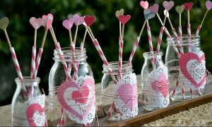 Valentinstag Geschenk selber basteln: Glässer mit Herzen