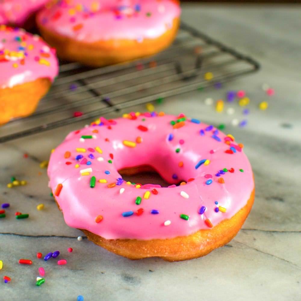 Donuts backen rosa Zuckerguss herrlicher Look