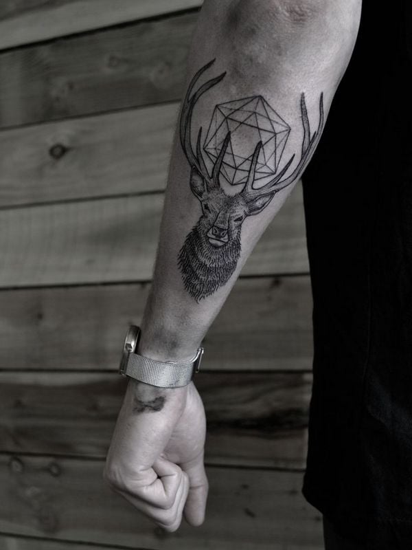 Tattoo Arm Mann Hirsch geometrische Figur