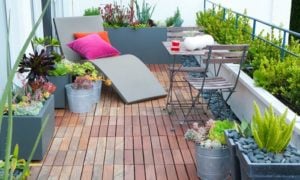 Balkon Holzboden Liegestuhl KIes Pflanzen