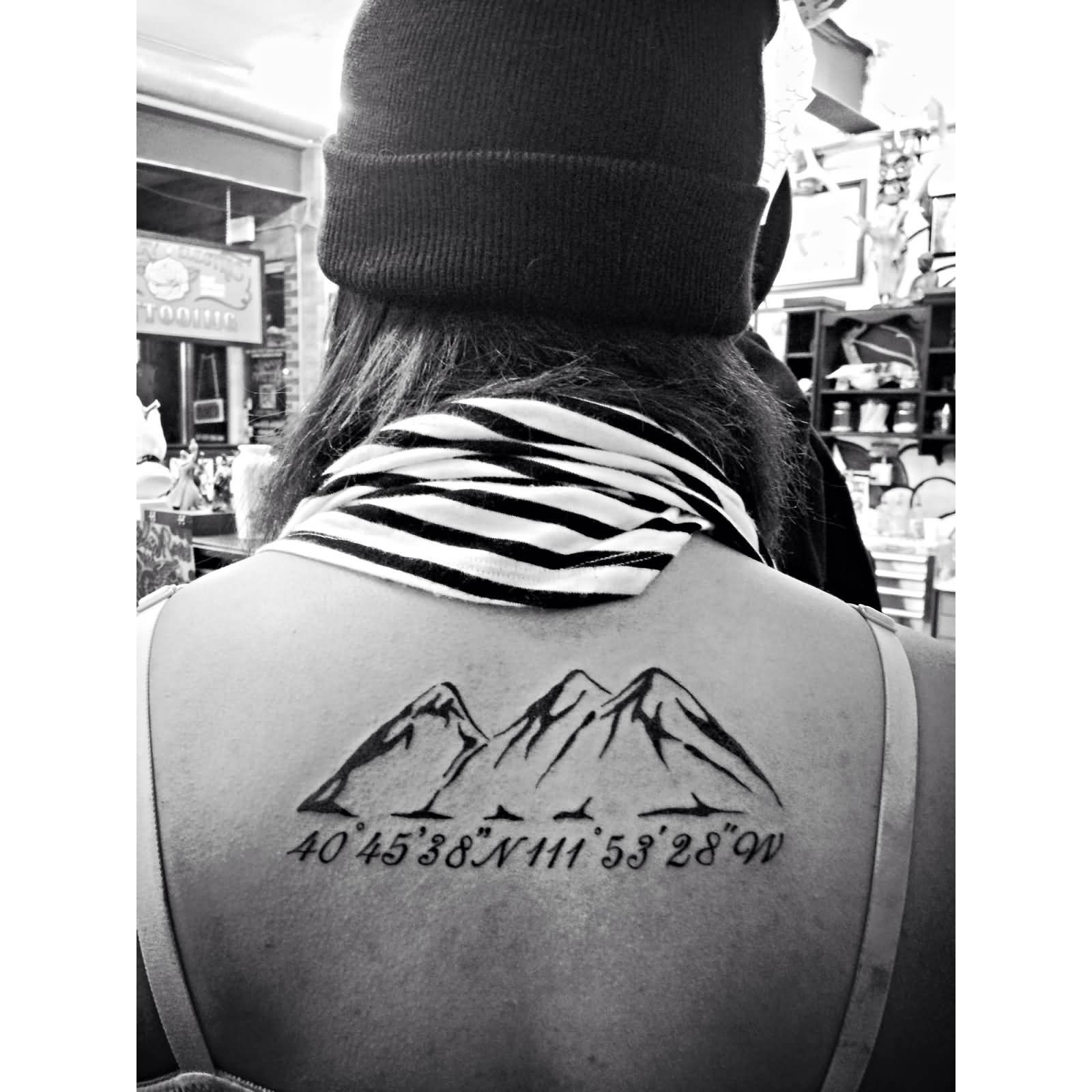 Frauen Tattoo Rücken Tattoo Koordinaten Tattoo