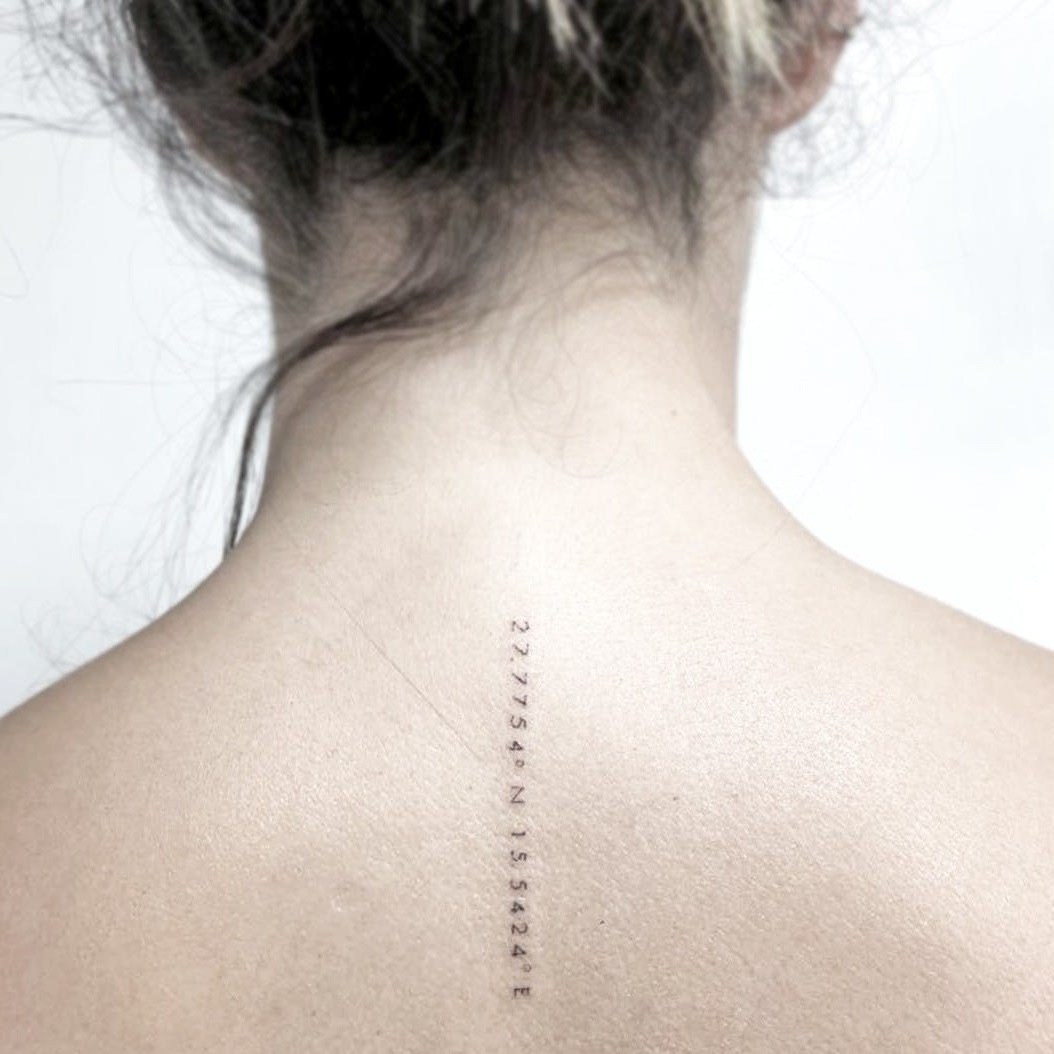 Platzierung eines Koordinaten Tattoos am Rücken lässt Sie elegant aussehen 