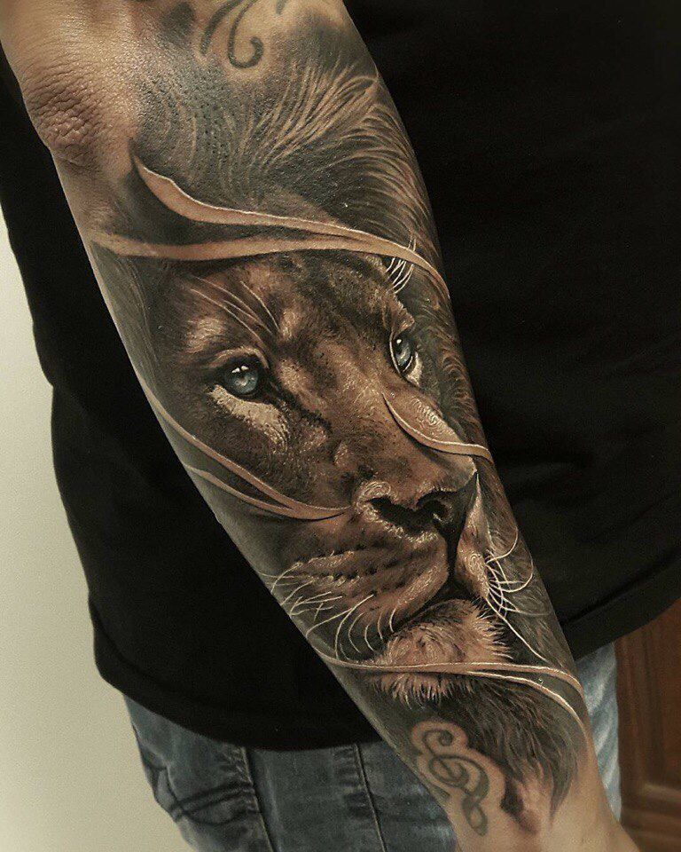 Tattoo Arm Mann Löwe