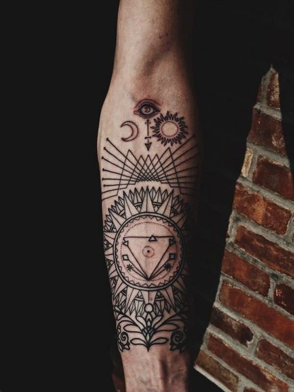 Tattoo Arm Mann komplizierte Symbole