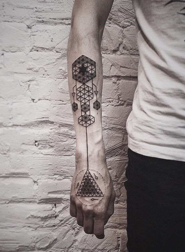 Tattoo Arm Mann geometrisch eindrucksvoll