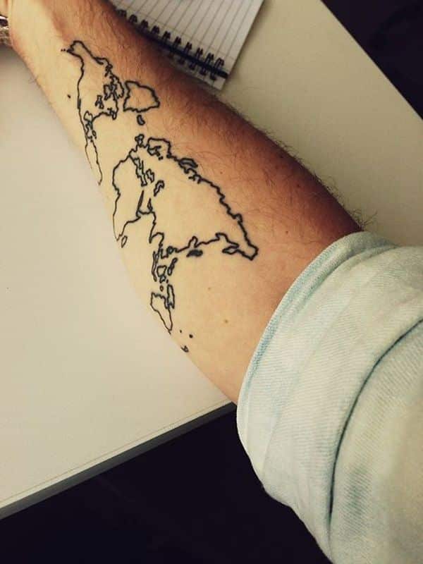 Tattoo Arm Mann Weltkarte