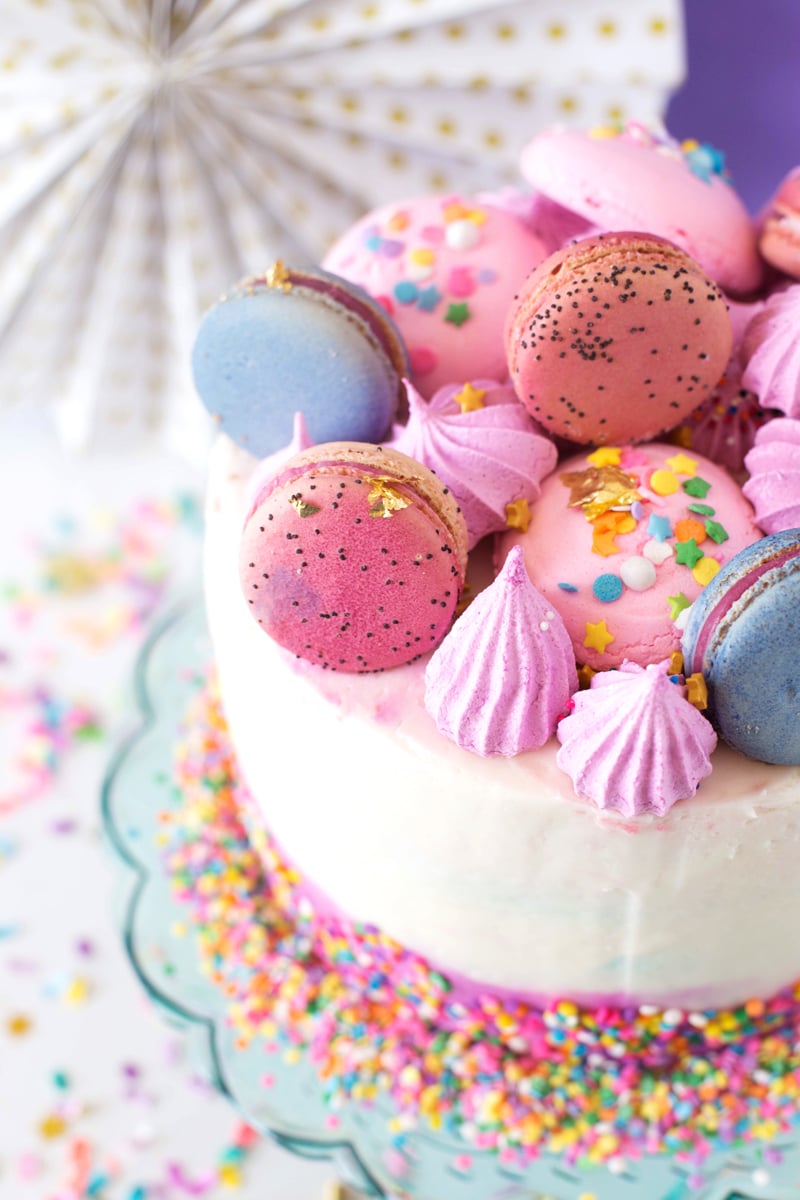 Ausgefallene Kuchen für Kindergeburtstag - Geburtstagstorte mit Macarons verzieren